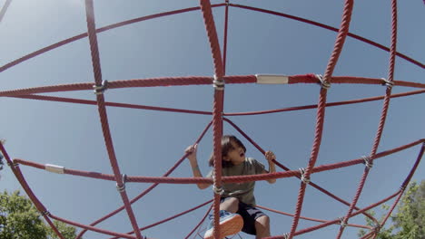 Konzentrierter-Junge-Trainiert-An-Einer-Seilattraktion-Im-Sommerpark